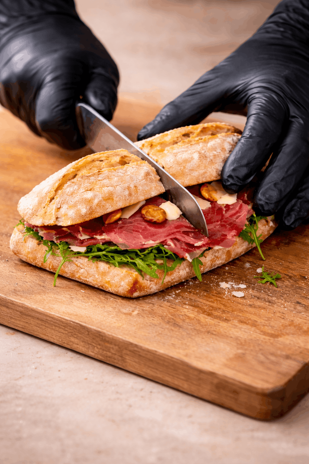 chef snijdt ciabattasandwich met zorg (1)